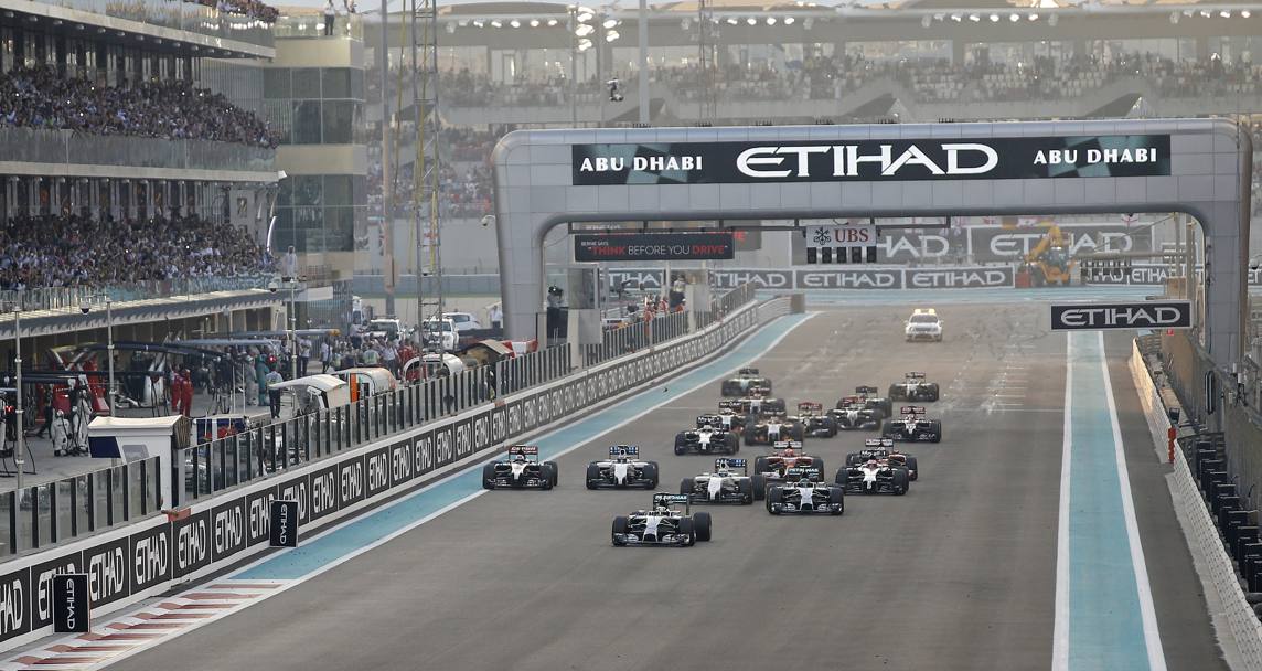 Il GP di Abu Dhabi decide il Mondiale di F1: Lewis Hamilton, avanti in classifica rispetto a Nico Rosberg, è bravissimo allo start e brucia il compagno di squadra che era in pole. Afp